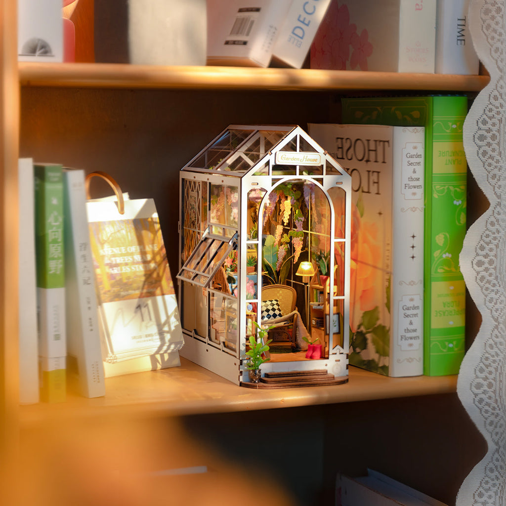Rolife DIY Book Nook Kit - Holiday Garden House TGB06