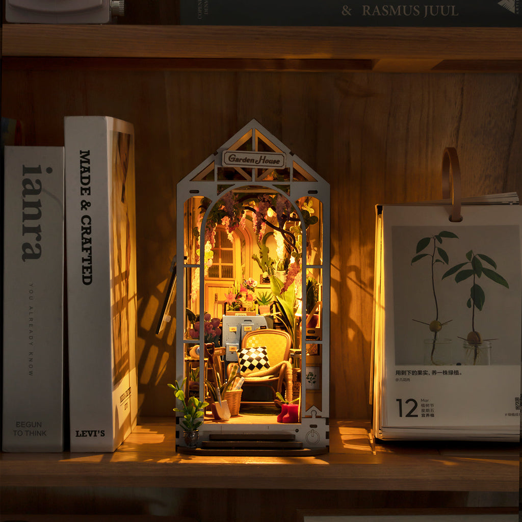 Rolife DIY Book Nook Kit - Holiday Garden House TGB06